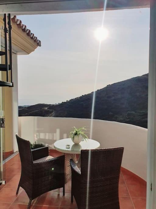 Atico Con Jacuzzi Vista Mar Y Montana Apartment มิฮาส ภายนอก รูปภาพ